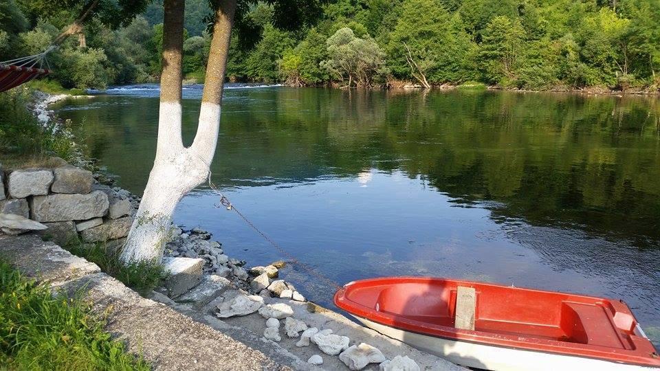 Auto Kamp Lav Otel Kulen Vakuf Dış mekan fotoğraf