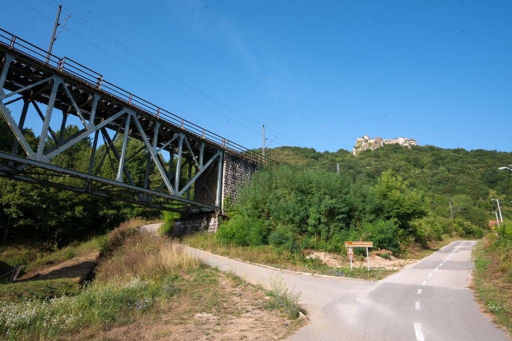 Auto Kamp Lav Otel Kulen Vakuf Dış mekan fotoğraf