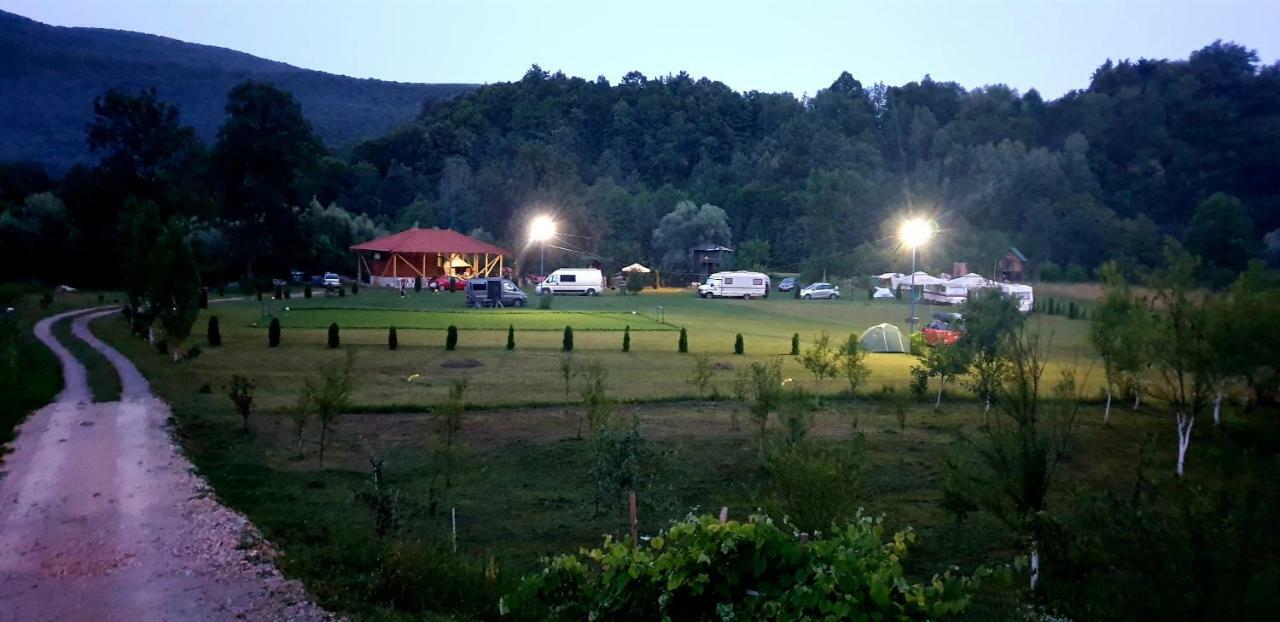 Auto Kamp Lav Otel Kulen Vakuf Dış mekan fotoğraf